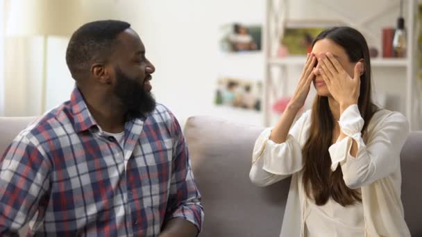Schwarzer Mann überreicht Geschenkbox an überraschte Freundin, Geburtstagsfeier — Stockvideo