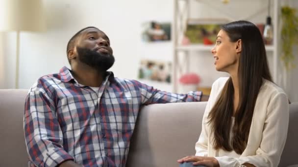 Jeune couple multiethnique discutant à la maison, malentendu dans les relations conflit — Video