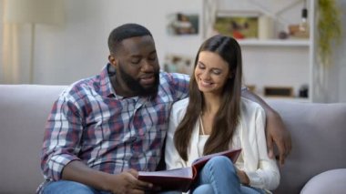 Evde neşeli karışık yarış çift görüntüleme aile fotoğraf albümü, zevk anıları