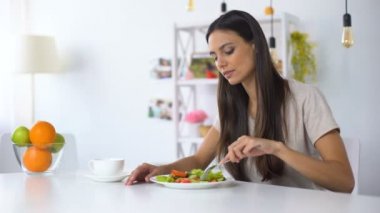 Kadın vejetaryen salata yeme, staled ürünler gelen mide bulantısı hissi, beslenme