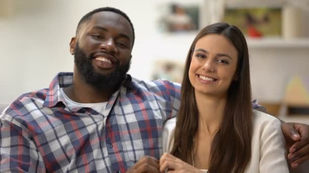 Alegre casal mestiço mostrando sinal de coração feito com as mãos na câmera, amor — Vídeo de Stock