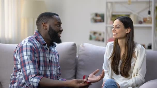 Chica negándose anillo de compromiso de su novio afroamericano, romper — Vídeos de Stock