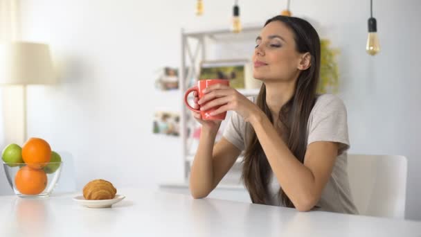Mulher bonita desfrutando de café da manhã, bom início do dia, relaxamento — Vídeo de Stock