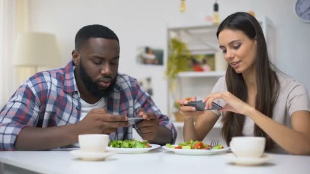 Casal misto fazendo fotos de salada, postando em redes sociais, blog de comida — Vídeo de Stock