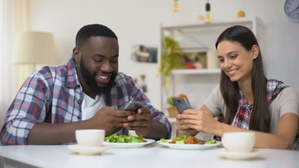 Homem e mulher de raça mista conversando telefone durante o almoço, falta de comunicação — Vídeo de Stock