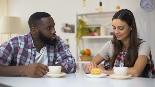 甘いケーキ、ロマンチックなランチを持つアフロ系アメリカ人の夫を養う若い主婦 — ストック動画