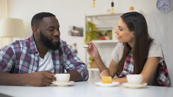 Vegyes verseny pár ebédelni süteménnyel, bolondozás körül együtt, kapcsolatok — Stock videók