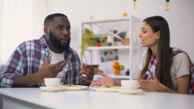 Evde öğle yemeğinde tartışarak çok etnik çift, kızgın kadın uzağa gider, ayrılık