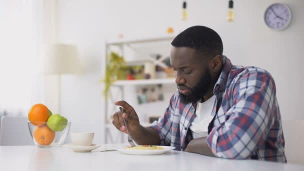 Hombre afroamericano sin apetito, trastorno alimenticio, problema de depresión — Vídeos de Stock