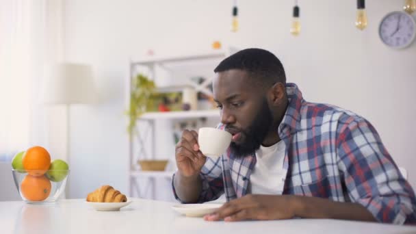 Hombre afroamericano con dolor dental, reacción en el café caliente, dientes sensibles — Vídeo de stock