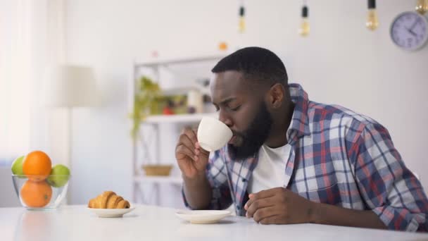 Hombre afroamericano bebiendo café, tosiendo después de atragantarse con bebidas — Vídeos de Stock