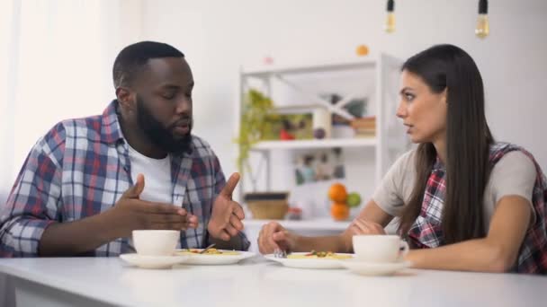 Молода багатоетнічна пара сперечається під час обіду вдома, чоловік залишає жінку плаче — стокове відео