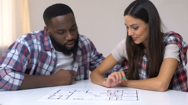 Jonge mixed-race gezinsplanning interieur ontwerp van nieuw huis, relatie — Stockvideo