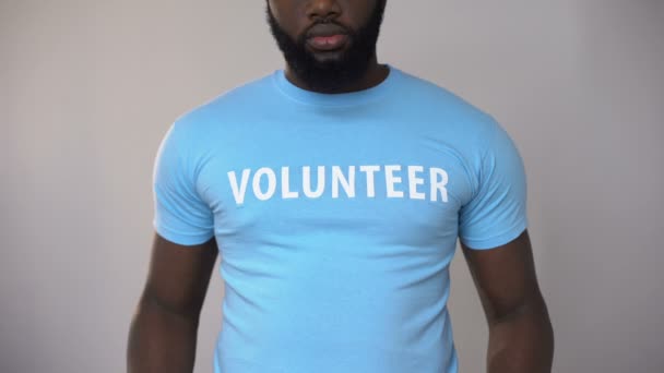 Black volunteer holding serving trey, helping patients in rehabilitation center — Stock Video