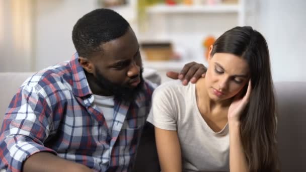 Hombre afroamericano consolando a su esposa molesta, problemas de salud y vida, apoyo — Vídeos de Stock
