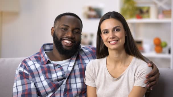 Abrazar pareja de raza mixta celebración de casa de papel, compra de bienes raíces, hipoteca — Vídeos de Stock