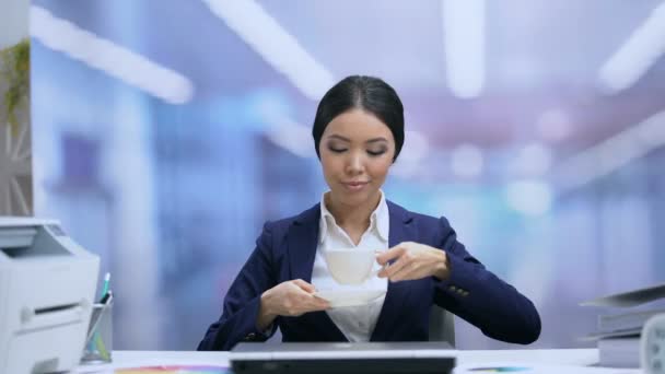 Trabajadora de oficina disfrutando del sabor del café imaginando comodidad en el hogar, recreación — Vídeo de stock