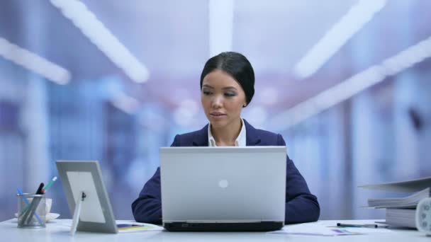 Office worker looking photo imagining home, work and rest balance, inspiration — Stock Video