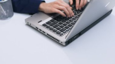 Bayan Ofis Yöneticisi Dizüstü Klavye masada oturan yazarak, iş kadını