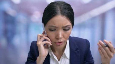 Telefon konuşan şirket işçisi, rahatsız müşteri ile konuşma, danışman