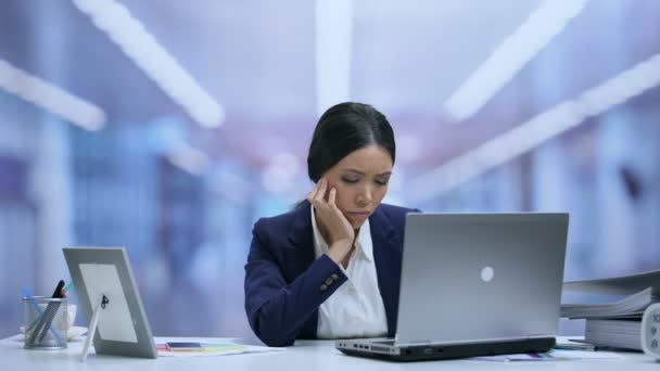 Erschöpfte Sekretärin schläft auf Büroschreibtisch ein und träumt vom Wohnkomfort — Stockvideo