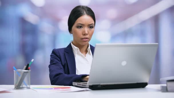 Müder Büroangestellter bekommt zusätzliche Aufgaben vom Chef, Überarbeitungsstress — Stockvideo