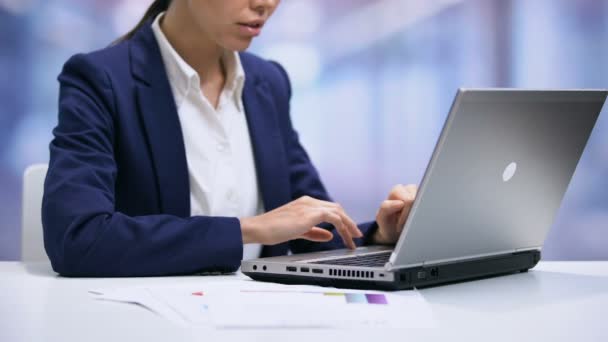 Жінка-менеджер надсилає електронну пошту ноутбуком, працює в офісі, готує звіт — стокове відео