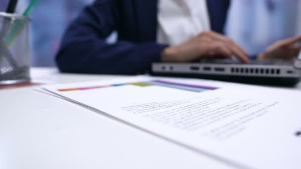 Vrouwelijk directeur Signing document op kantoor tafel, bedrijfsovereenkomst, Business — Stockvideo