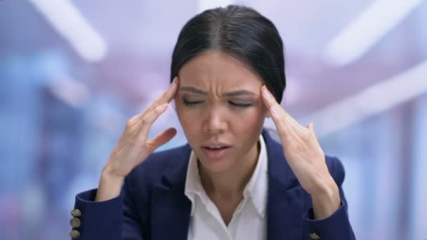 Přepracovaná obchodní žena cítí bolest hlavy, bere si prášek s vodou, zdraví — Stock video
