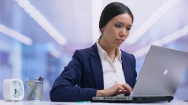 Memnun iş Lady laptop çalışma ve sandalyede rahatlatıcı, bitmiş Proje