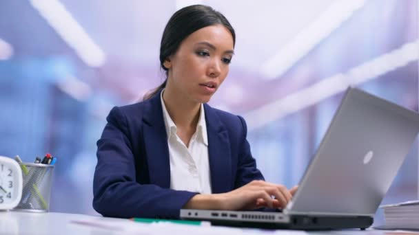 Cansado mulher de negócios sofrendo de dor no pescoço sentado frente laptop, cuidados de saúde — Vídeo de Stock