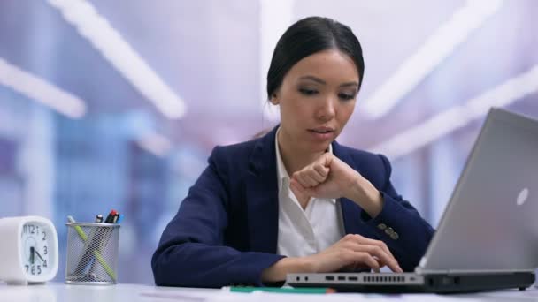 Geïnspireerde jonge journalist werken op laptop in Office, werkmotivatie, idea — Stockvideo