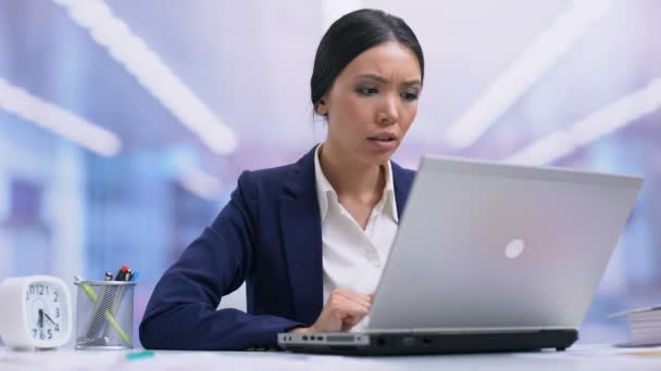 Computer portatile di chiusura del lavoratore aziendale sconvolto, deluso dal risultato del progetto, fallimento — Video Stock