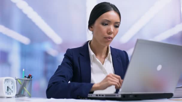 Müde Managerin gähnt bei der Arbeit am Laptop im Büro, langweilige Routineaufgabe — Stockvideo