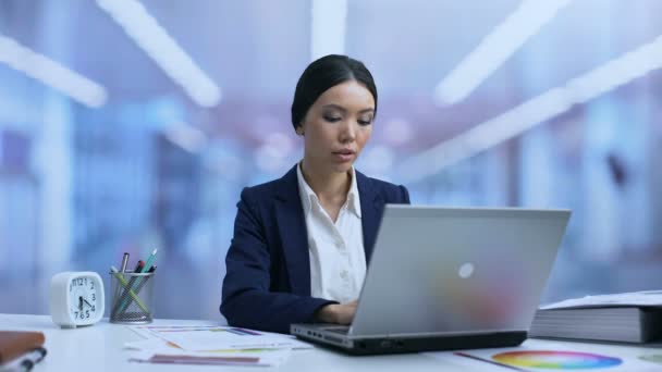 Junge Geschäftsfrau meditiert im Büro Stress abbauen, Entspannungstechniken — Stockvideo