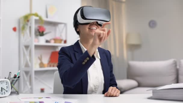 Lächelnder Manager im Virtual-Reality-Headset, das Bilder scrollt, Bürotechnik — Stockvideo