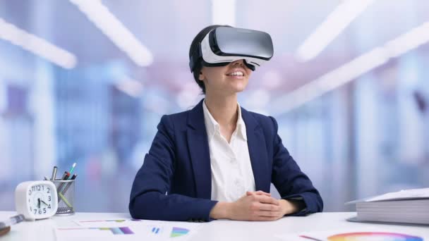 Heureuse femme d'affaires en lunettes vr défilement d'images virtuelles assis bureau — Video