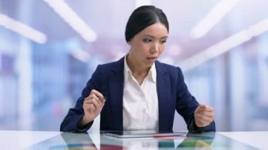 Grafik tablet, iş projesi, teknoloji üzerinde ilham kadın çizme çizim