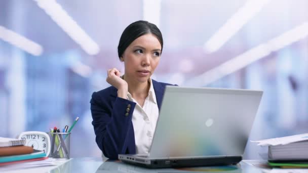 Empleada tomando auriculares del cajón de la mesa, disfrutando de descanso de trabajo musical — Vídeos de Stock