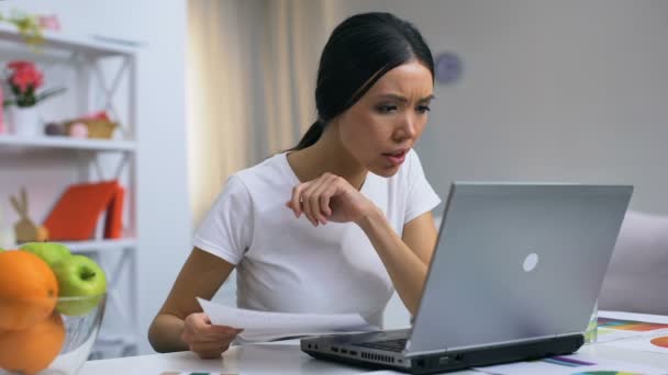 Angry femelle pigiste travail ordinateur portable maison jetant des papiers, échec du projet — Video