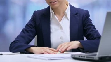 Aşırı çalıştı kadın çalışan belge ve grafik yığınları kontrol, son tarih