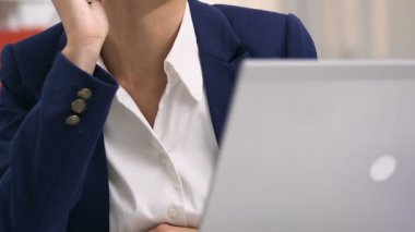 Gülümseyen çekici ofis işçisi telefonda sohbet, mola, iş kadını