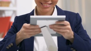 Çekici kadın ofis çalışanı çerçeve fotoğraf bakarak, kayıp ev, break