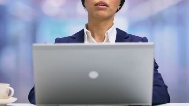 Aşırı yüklenmiş kadın çalışanı kapanış laptop, çay içme ve ev hakkında düşünme — Stok video