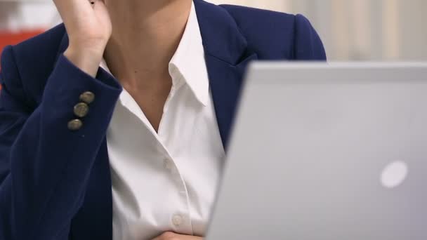 Sorrindo atraente trabalhador de escritório conversando no telefone, tendo pausa, empresária — Vídeo de Stock