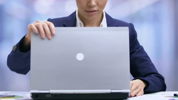 Junge asiatische Managerin öffnet Laptop, Beginn des Arbeitstages, Büroleben — Stockvideo