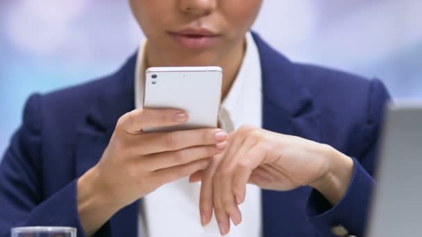 Businesslady desplazando el teléfono inteligente utilizando la aplicación móvil para monitorear los activos — Vídeo de stock