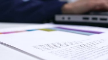 Kadın patron laptop yazarak ve imzalama raporu, onaylama proje, otorite
