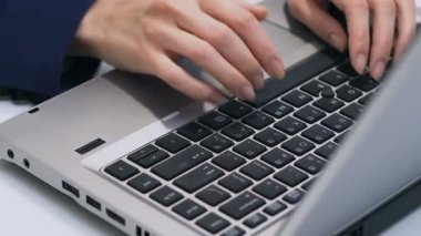 Businesslady laptop yazarak, Satış Yöneticisi veri ile çalışma, eller çekim