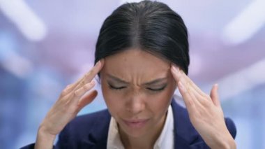 Aşırı çalıştı Ziyaretci güçlü baş ağrısı acı ve tablet alarak, stres